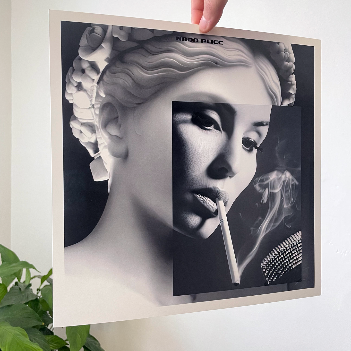 Tirage d’art Smoke and Stone présenté à la main format carré 30 x 30 cm