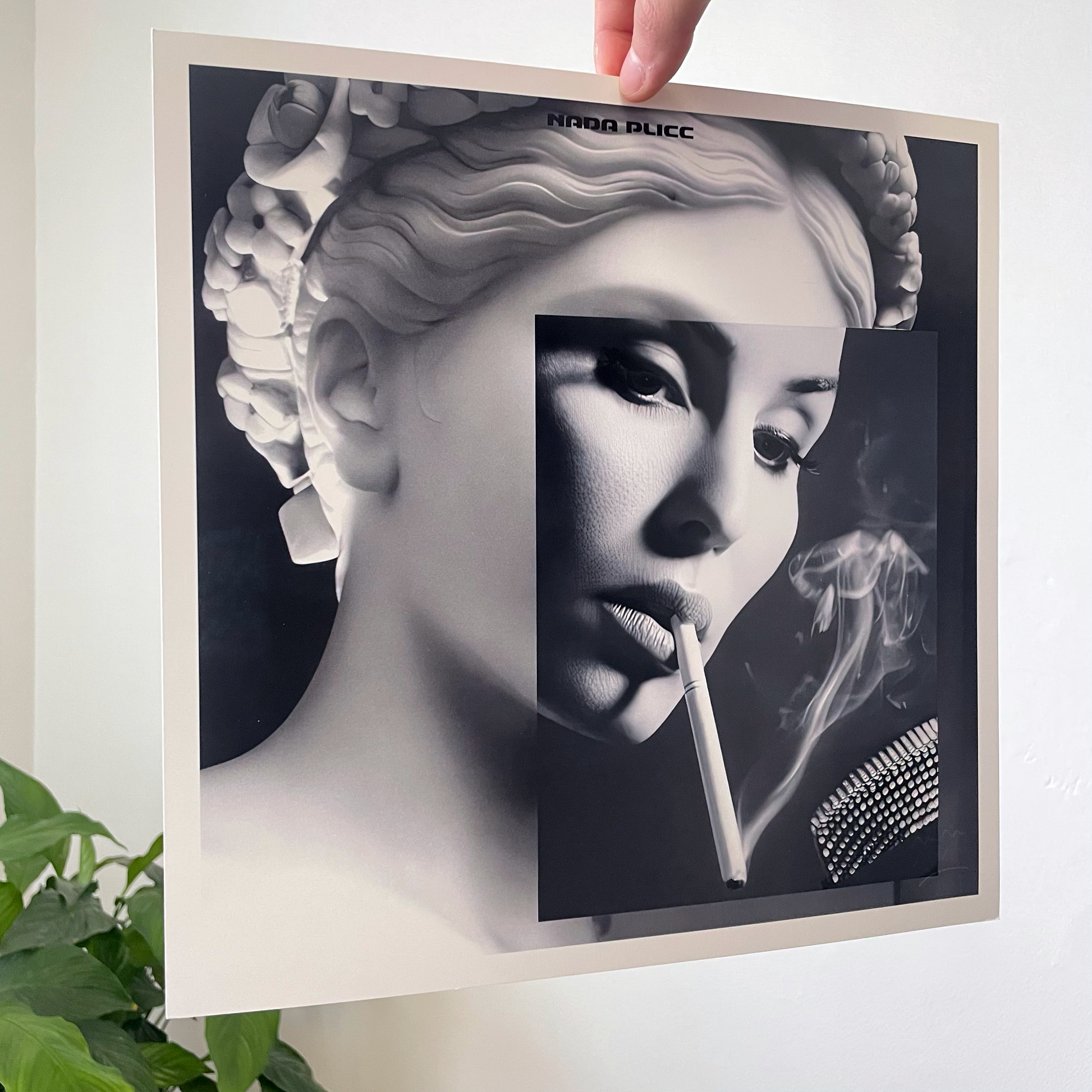 Tirage d’art Smoke and Stone présenté à la main format carré 30 x 30 cm