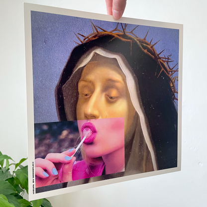 Tirage d’art Saintly Sugar présenté à la main format carré 30 x 30 cm