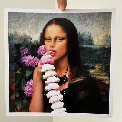 Tirage d’art Mona Lisa x Ice cream présenté à la main format carré 30 x 30 cm